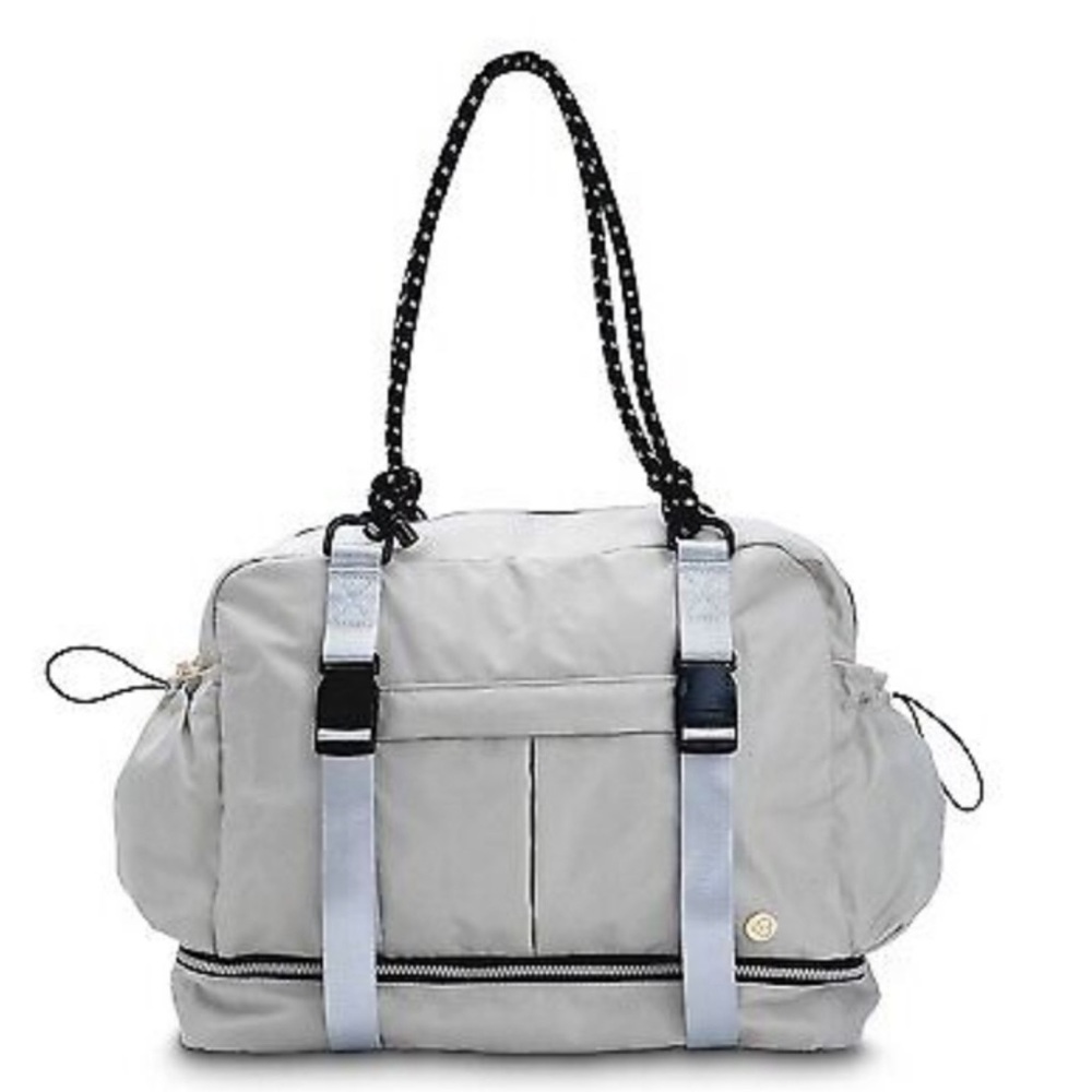 Blogilates Gym DuffleBag Cargo Large Crossbody Tote Tan Sand zipper neutral